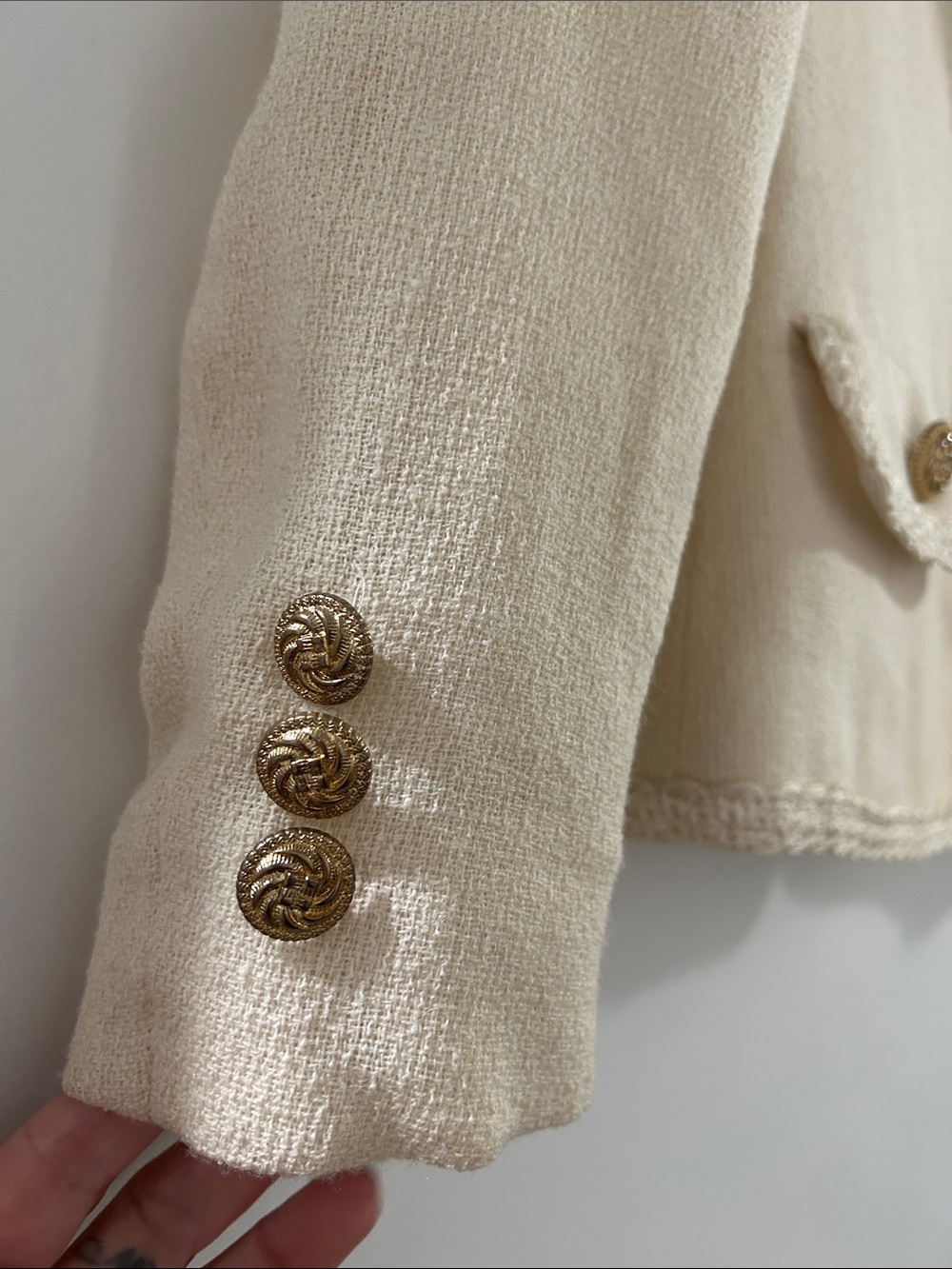 Herbert Grossman Vintage-Inspired Cream Bouclé Jacket with Gold Buttons - Picture 6 of 16